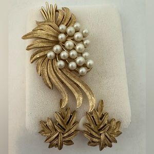 Trifari pearl & gold pin/brooch earring set clip 1960’s vintage 3” pin